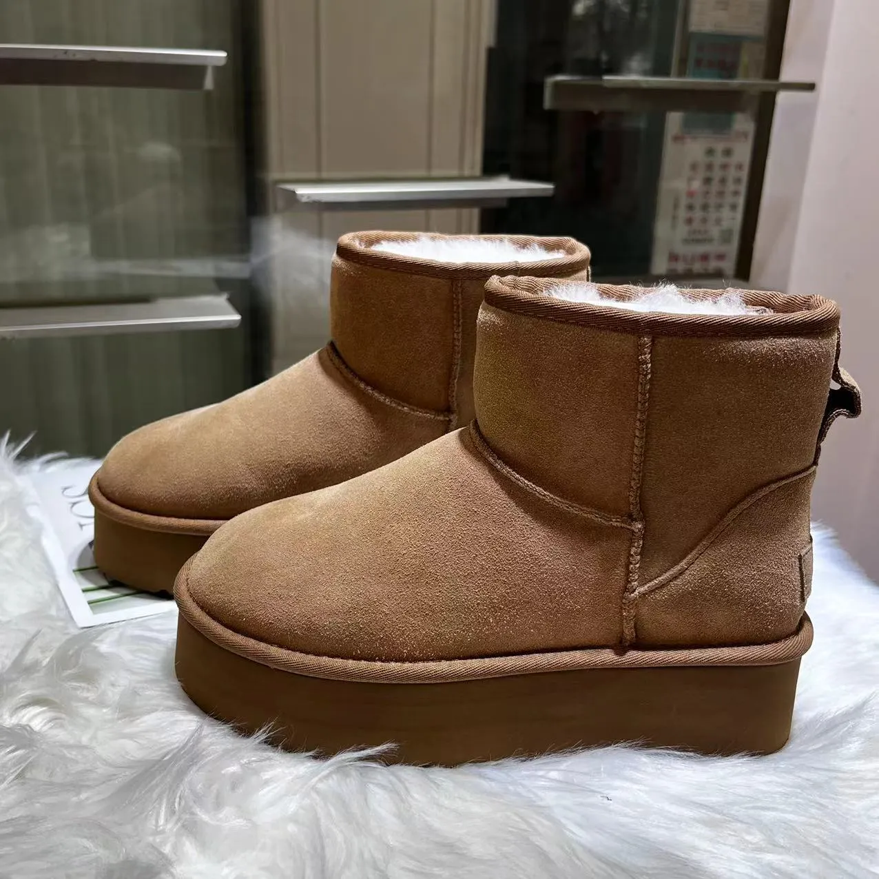💰520 UGG sheepskin all-in-one snow boots. The official website synchronizes the new autumn and winter women's classic mini (thick sole) short snow boots 1134991, three-layer combination thick sole 5 cm, lightweight and non-slip, suede upper, 17 mm real wool lining, comfortable and casual, simple and fashionable! Color: Maroon Black Military Green Chocolate Size: 35-41